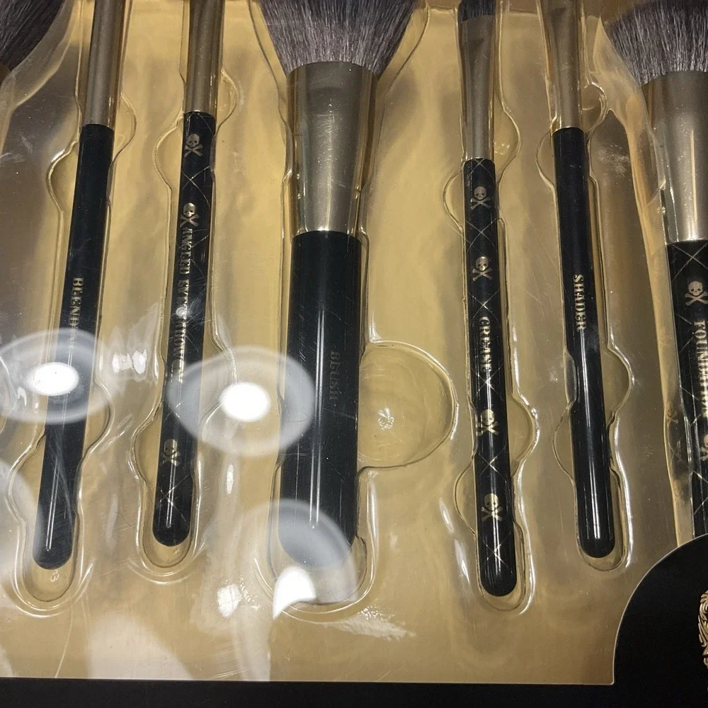 Embossed Gothic Skull Makeup Case With‎ 7 Black & Gold Skull Makeup Brushes